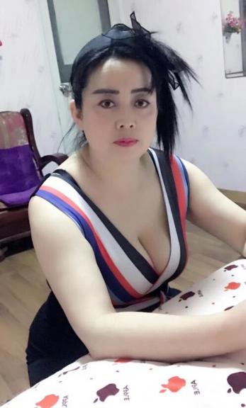 年纪比较大，皮肤挺白的，两个胸上有纹身